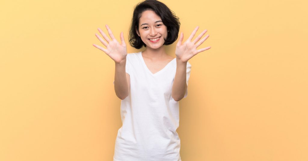 ragazza coreana indica i 10 step della skincare coreana