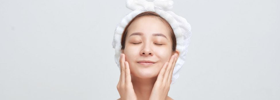 Giovane donna svolge la skincare coreana veloce