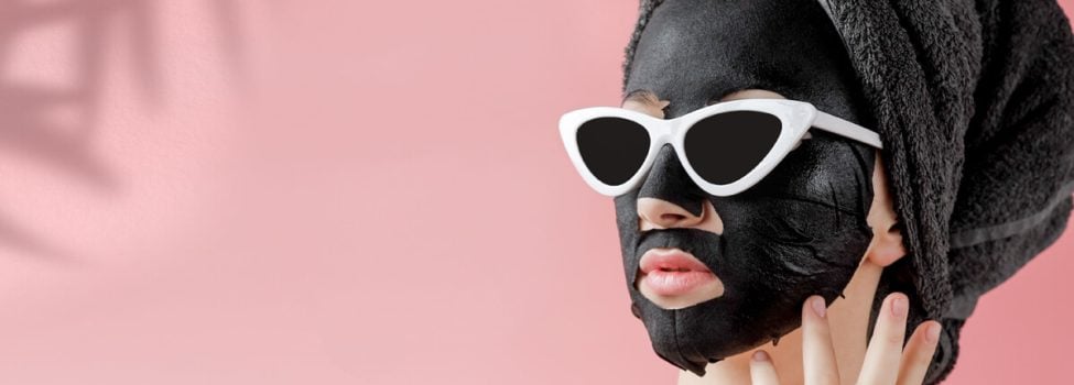 Donna con maschera in tessuto e occhiali da sole